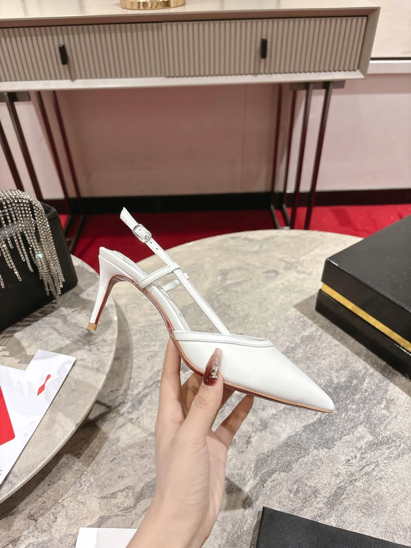 👟👟Ex-factory price 600👟👟 🆑❥∙Back empty sandals🦋✪ꫛꫀw.✔︎ Featuring a slightly pointed toe and slim straps, this model is crafted in white calfskin with a 65mm heel height and added hand-placed crystals on the front. It features our signature Louboutin red sole with Christian Louboutin's signature and heart-shaped stamped logo on the insole. Size: 34 yards - 42 yards (34.40.41.42. Customized, non-refundable and non-exchangeable‼️) Heel height: 6.5cm Color: white black